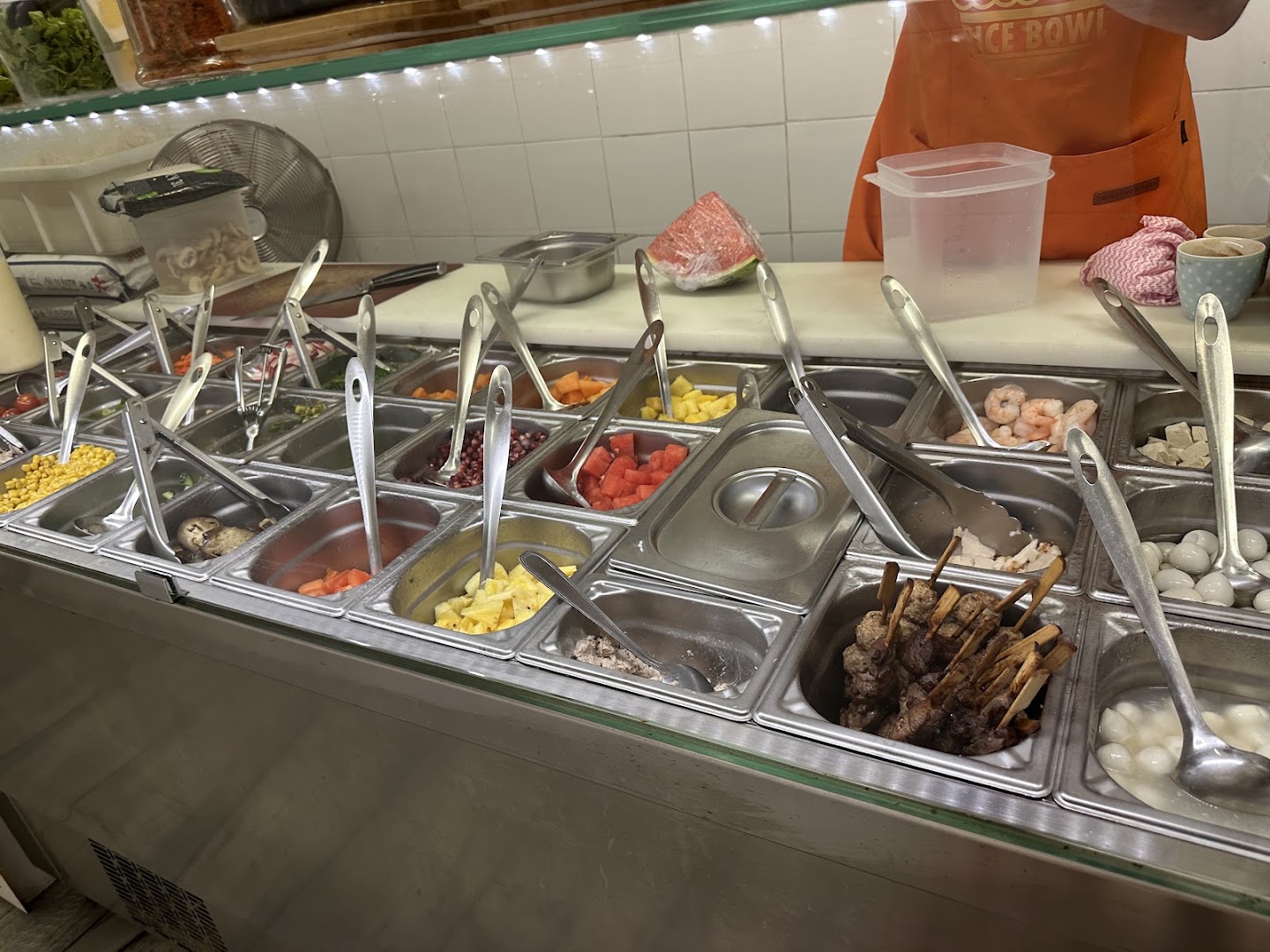 Comptoir de préparation avec légumes, fruits, protéines et condiments