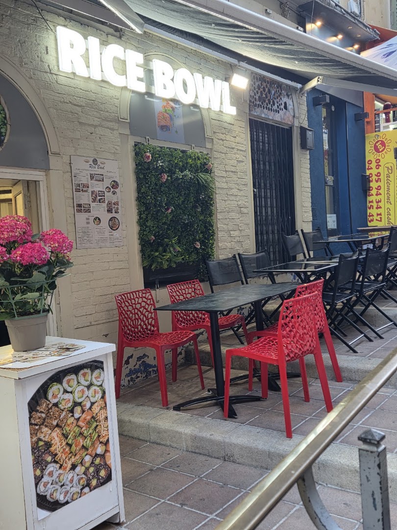 Façade de Rice Bowl et tables extérieures à Nice