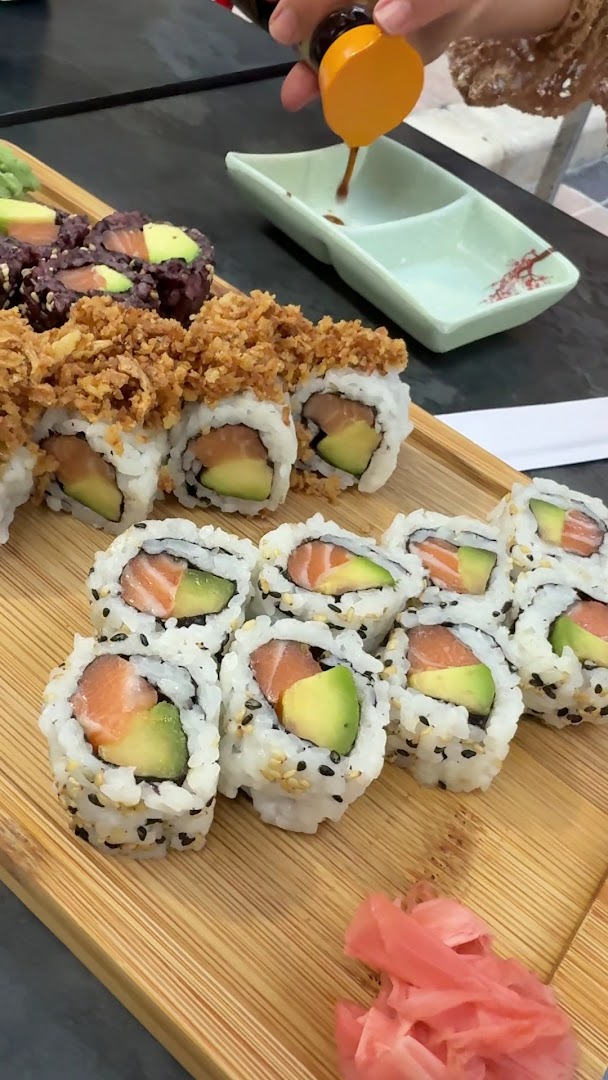 Assortiment de rouleaux de sushi au saumon et à l’avocat