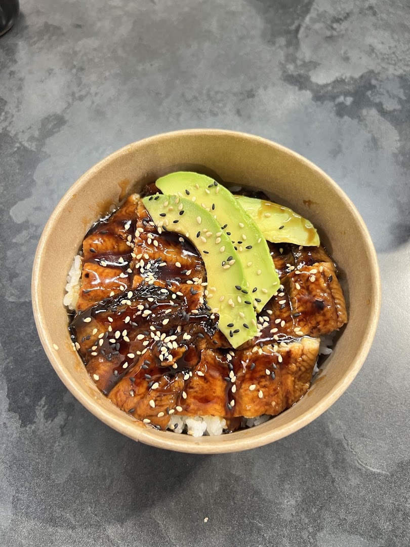 Bol de riz garni, avocat, sauce et graines de sésame