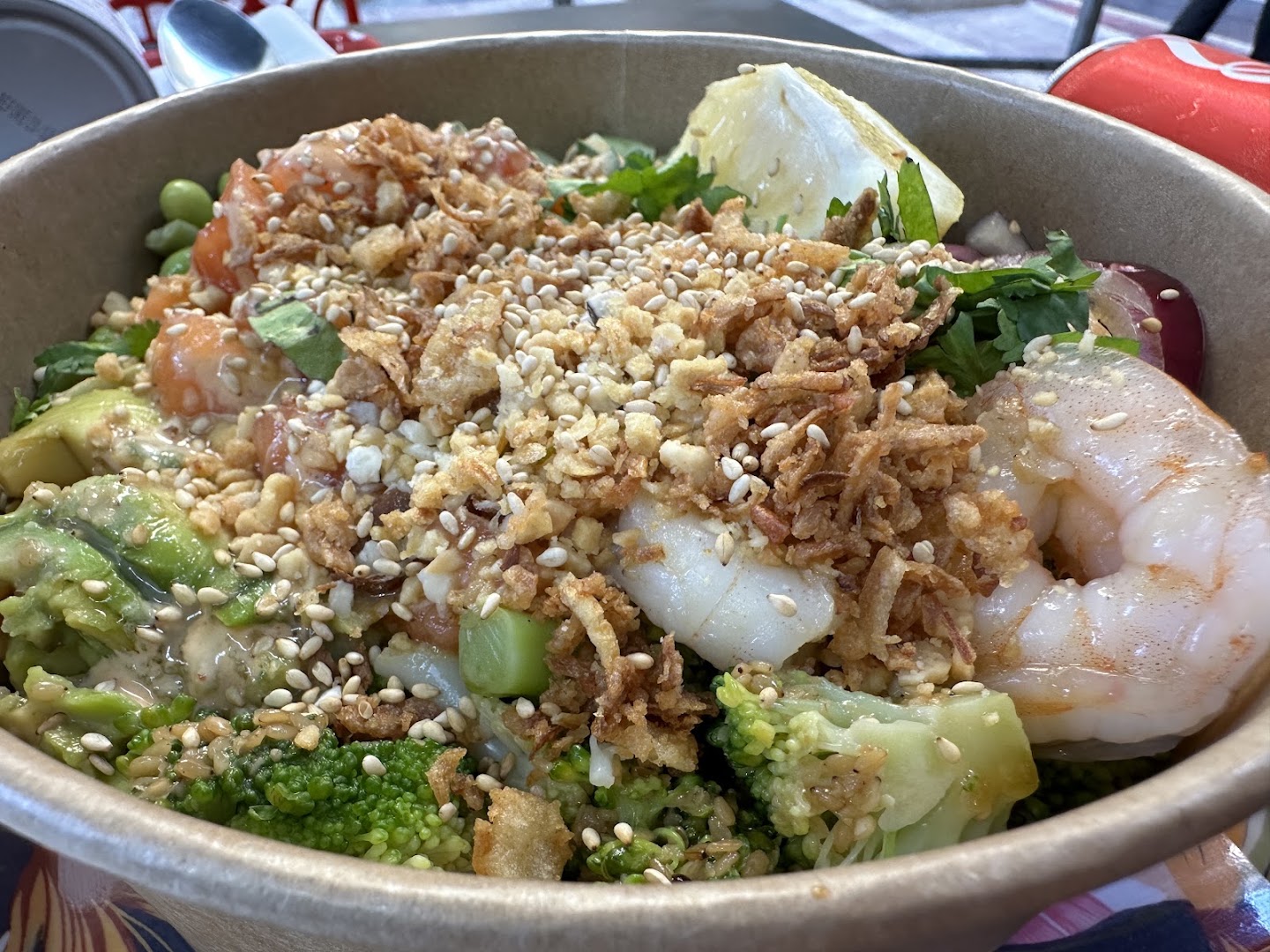 Bol composé avec crevettes, légumes, avocat, sésame et oignons croustillants